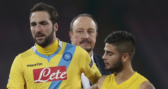 ZKLAMÁNÍ PO VÝHE. Neapoltí fotbalisté Gonzalo Higuaín a Lorenzo Insigne a