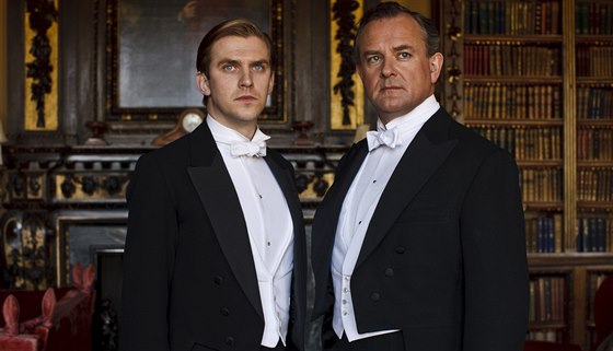 Dan Stevens a Hugh Bonneville v seriálu Panství Downton (2010)