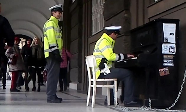 Policisté hrají na piano.