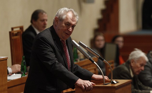 Prezident Milo� Zeman v Senátu usp�l, horní komora parlamentu schválila oba jeho kandidáty na ústavní soudce.