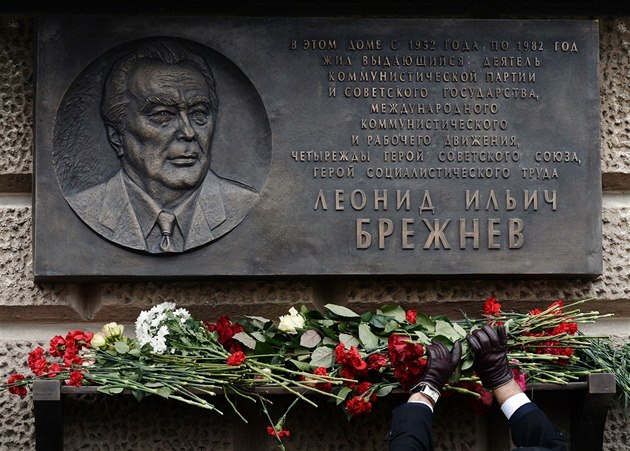 Pam�tní deska Leonida Bre�n�va se vrátila na d�m v Moskv�, kde v�dce SSSR...