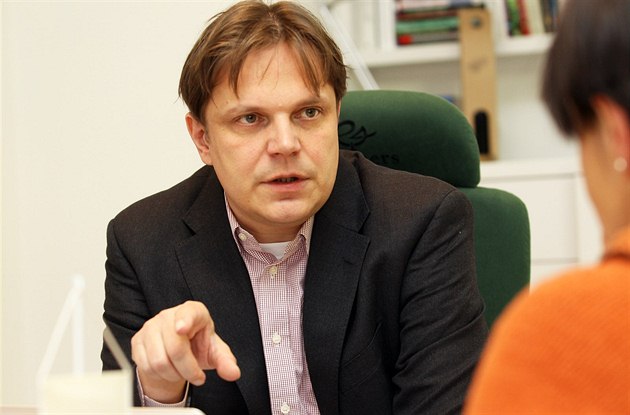 Ekonom Pavel Kohout dlouho radil lidem, aby investovali v �eské korun�. Te� v�ak byl nucen zm�nit názor a tvrdí, �e je lep�í investovat �i spo�it v cizích m�nách.