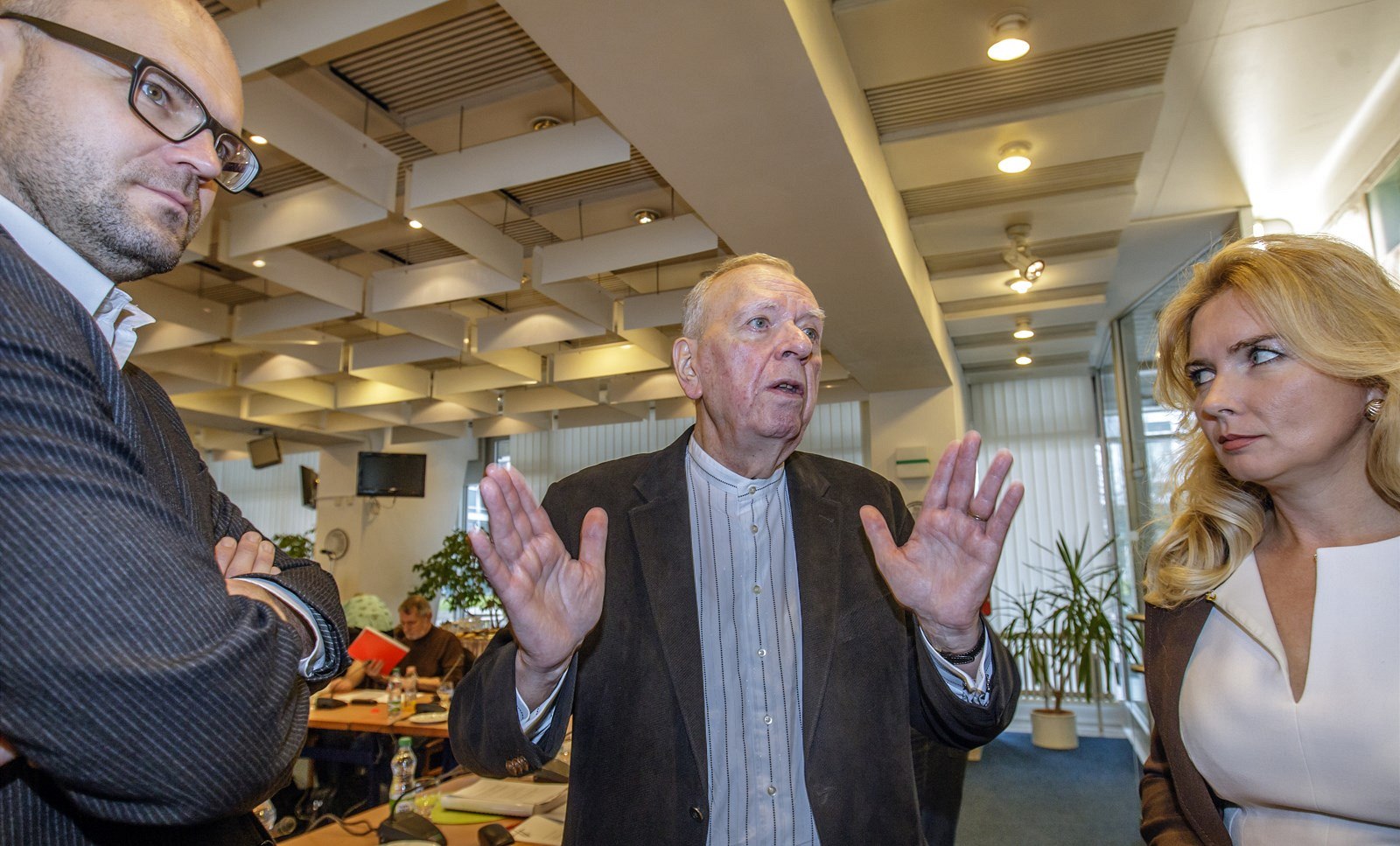 Kon�í v Rad� �T. Milanu Uhdemu (uprost�ed) a Dan� Makrlíkové kon�í mandát v Rad� �T. Na snímku je také její sou�asný místop�edseda Jaroslav D�di�.