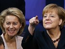 Angela Merkelová a budoucí ministryn obrany Ursula von der Leyenová (17....