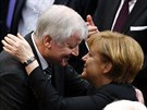 Angela Merkelová pijímá gratulace od éfa CSU Horsta Seehofera (17. prosince...