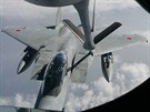 Japonská stíhaka F-15DJ erpá za letu palivo z amerického tankovacího letounu...