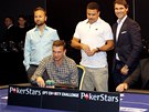 HVZDY U POKEROVÉHO STOLU. Zleva profesionální hrá Daniel Negreanu, fotbalisté...