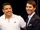 POKER S ÚSM�VEM. Tenista Rafael Nadal (vpravo) a bývalá hv�zda fotbalových...