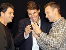CO TO TAM MÁ? panlský tenista Rafael Nadal se smje pi pohledu na mobil...