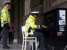 Policista v uniform baví Praany svou hrou na piano