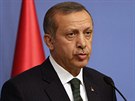 Turecký premiér Recep Tayyip Erdogan pi tiskové konferenci, na které oznámil...