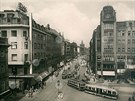 Snímek z roku 1935, u s palácem Koruna.