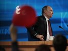 Ruský prezident Vladimir Putin bhem tiskové konference vysílané státní...