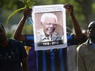 Se zesnulým exprezidentem se i v Pretorii navzdory asným ranním hodinám pily...
