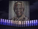95 svíek a portrét Nelsona Mandely na jeho pohbu v Qunu (15. prosince 2013)