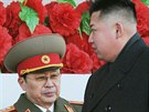 Severokorejský vdce Kim ong-un a jeho strýc ang Song-tchek bhem vojenské