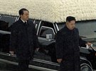 Dva roky starý snímek z pohřbu Kim Čong-ila. Za jeho synem  Kim Čong-unem šel