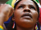 Plaící Jihoafrianka na velkolepé vzpomínkové akci na poest Nelsona Mandely