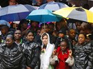 Jihoafričané sledují vzpomínkovou akci na počest zemřelého Nelsona Mandely na