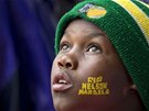 Jihoafrický chlapec sleduje vzpomínkovou akci na poest zemelého Nelsona