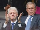 Bývalí amerití prezidenti Bill Clinton a George W. Bush s manelkami sledují...