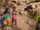 V Mali pi práci na reportái o kmeni Dogon