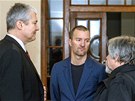 Miroslav Provod (vlevo) a Tomá Pitr (uprosted) se baví s advokátem Josefem...