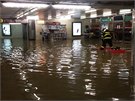 Zaplavený vestibul stanice metra Dejvická
