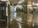 Velká voda ve stanici metra Dejvická omezila provoz metra.