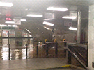 Voda zaplavuje stanici metra Dejvická.
