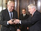 Prezident Milo Zeman dal premiérovi Jiímu Rusnokovi k Vánocm malou sochu lva