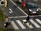 Utíkající dvojice lupi, která v Ostrav-Porub oloupila trnáctiletého hocha.