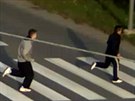 Utíkající dvojice lupi, která v Ostrav-Porub oloupila trnáctiletého hocha.