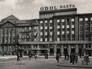 Pohled na Hotel Palace v obdob� Prvn� republiky. Vlevo M�dn� d�m Ostravica -...