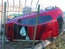 Peugeot 206 prorazil plot a skonil na levém boku. (17. prosince 2013)
