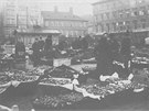 Záchod na trhu na dnením Arbesov námstí, kolem roku 1890.