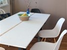 Na stl stailo pouít podnoí z IKEA a desku z lamina.