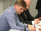 Nový trenér plzeských fotbalist Duan Uhrin podepisuje smlouvu.