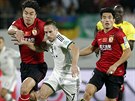 Franck Ribéry proniká mezi ao Sü-'im (vlevo) a ang Lin-pchengem z týmu...