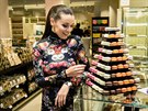 Moderátorka Iva Kubelková dávala pi otevení prodejny pednost sladkostem.