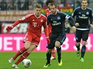 TANEKY S MÍEM. Balón u levého lýtka vede Toni Kroos z Bayernu Mnichov,...