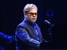 Elton John bhem vystoupení v praské O2 arén (18.prosince 2013)