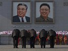 Lidé se při výročí smrti Kim Čong-ila klaněli portrétům vůdců KLDR (Pchongjang,...