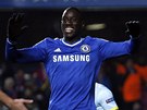 ROZZÁENÝ ÚTONÍK. Demba Ba oslavuje vedoucí gól Chelsea proti Steaue Bukure.