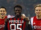 VZPOMÍNKA. Sulley Muntari z AC Milán drí ped utkáním s Ajaxem Amsterdam dres