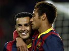 GRATULANT. Barcelonský Neymar (vpravo) blahopeje ke gólu Pedrovi.