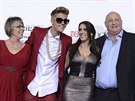 Justin Bieber s matkou Pattie Mallette a jejími rodii Diane a Brucem Daleovými...