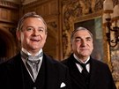 Hugh Bonneville a Jim Carter v seriálu Panství Downton (2010)