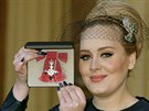 Zpěvačka Adele dostala Řád britského impéria (19. prosince 2013).