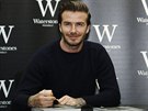 David Beckham se svou knihou David Beckham v londýnském knihkupectví (19....